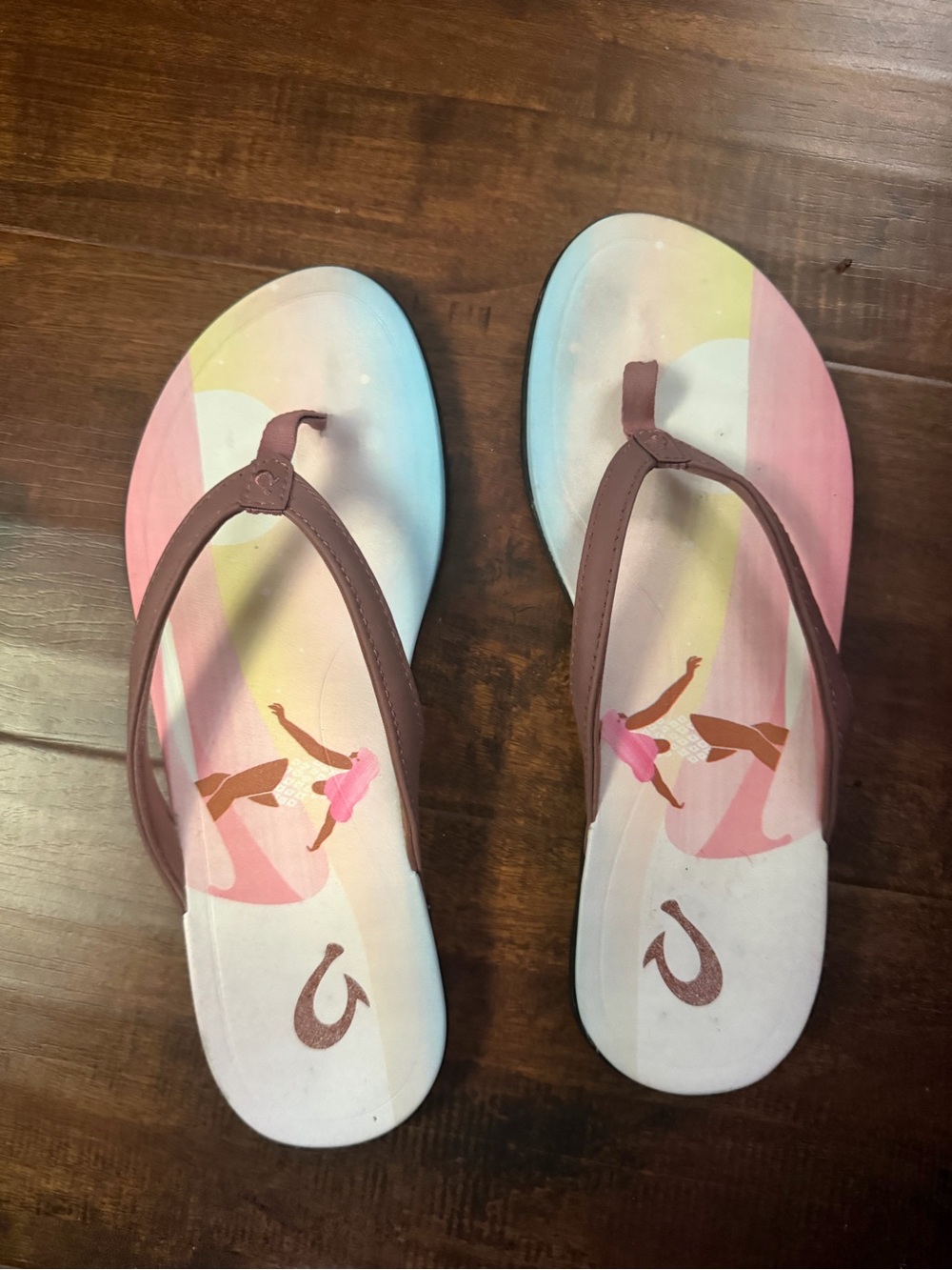 OluKai Women's Pastel Sunset Print Flip Flops — Pink/Brown Straps
